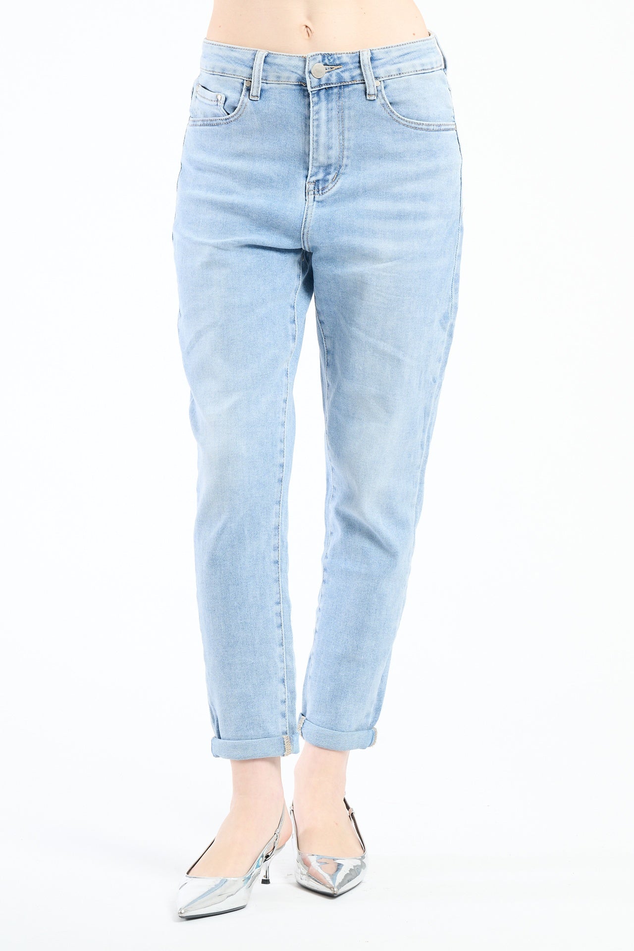 Jeans a cinque tasche in denim scuro, con un taglio classico e resistente.